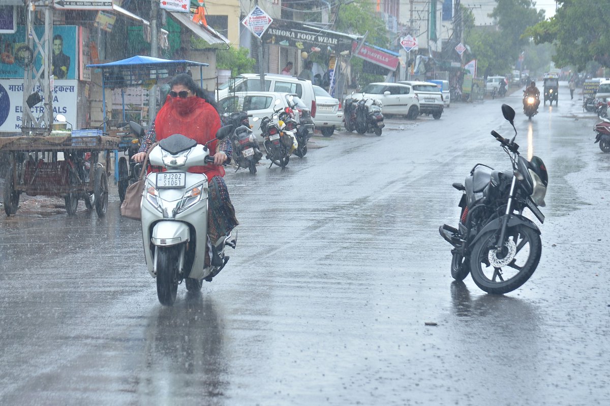 Rajasthan Weather : हाड़ौती में बरसात का दौर जारी, कोटा-श्योपुर मार्ग बहाल