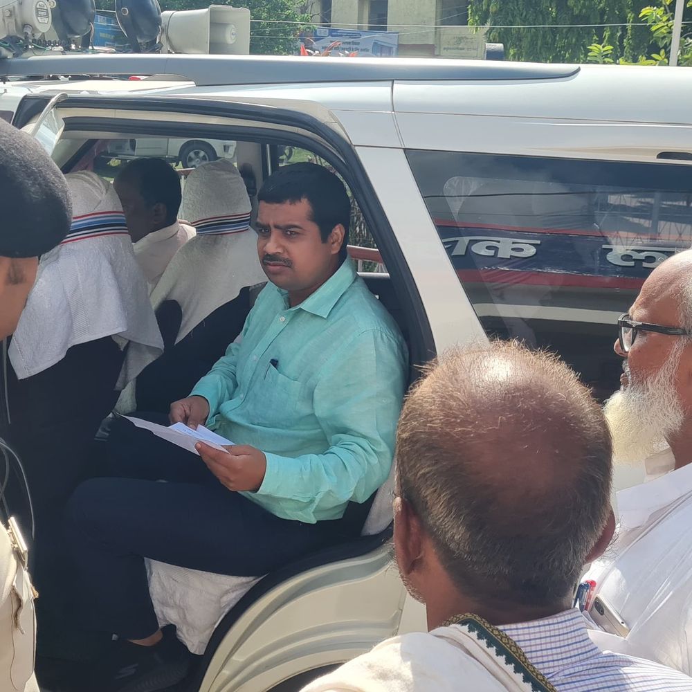 DM ने अंचल कार्यालय में की छापेमारी, राजस्व कर्मचारी अरेस्ट:सुपौल में सरकारी जमीन को गलत तरीके से निजी नाम पर कराने का आरोप, पूछताछ जारी