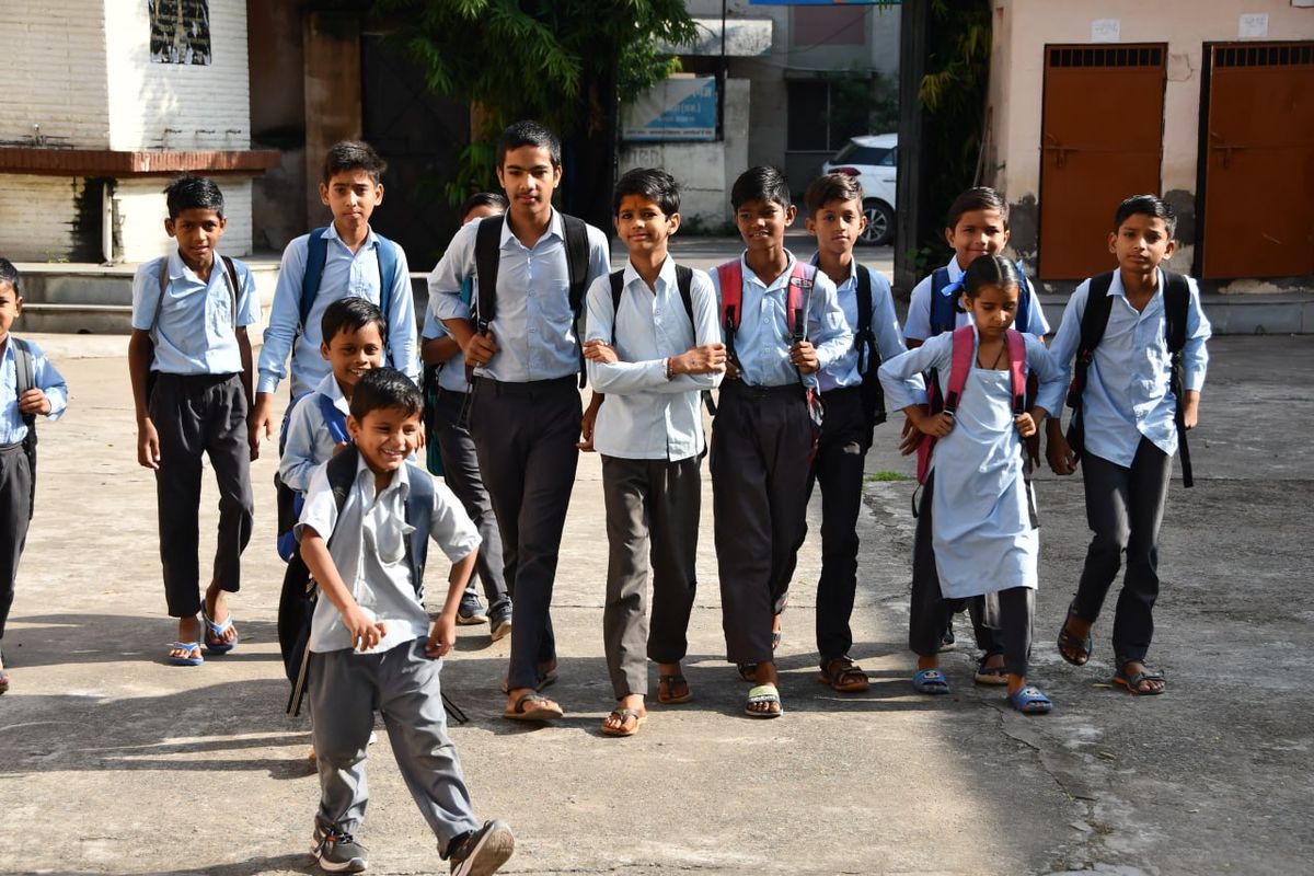 आपकी बात : स्कूल बैग का वजन कम करने के लिए क्या कदम उठाए जाना चाहिए?