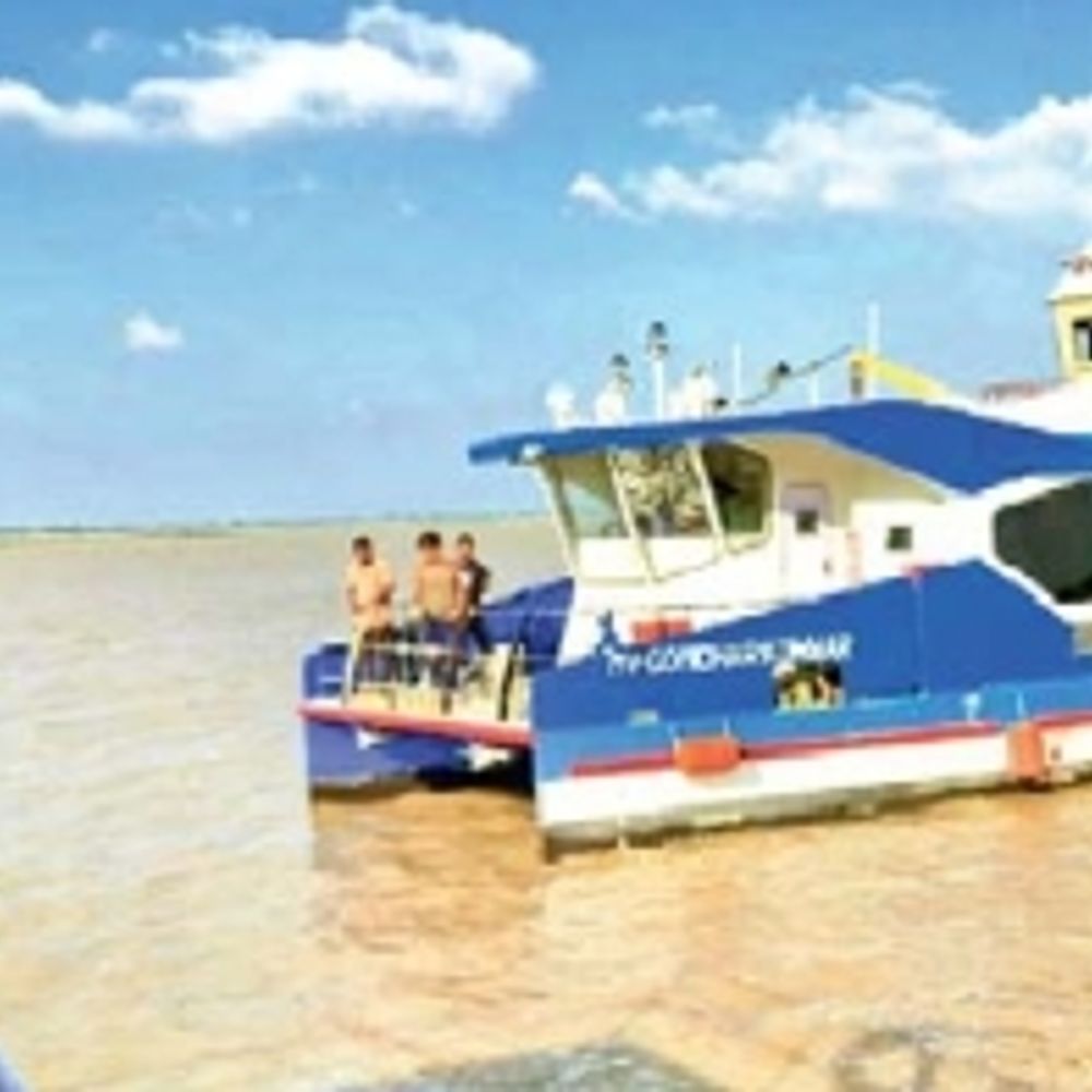 वाटर मेट्रो के लिए कोलकाता से आया पहला जहाज, जल्द चलेगा