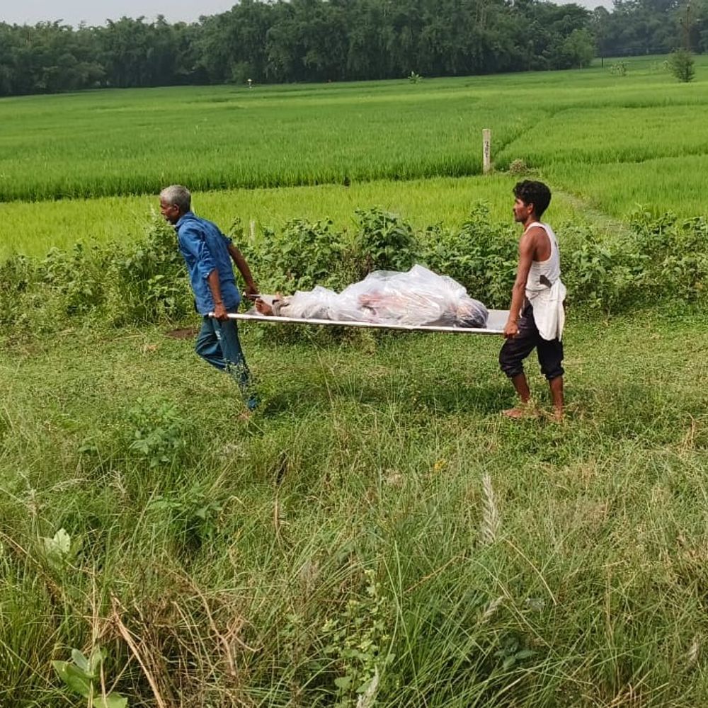 मधेपुरा में रेलवे ट्रैक किनारे मिला अज्ञात युवक का शव:ट्रेन से गिरने की आशंका, पहचान के लिए पुलिस ने आसपास के थानों को दी सूचना