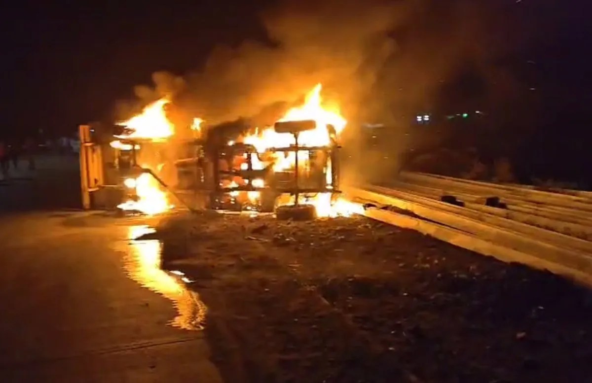 video: छतरपुर में पिकअप वाहन पलटा, लगी आग, धू-धू कर जलकर हो गया राख