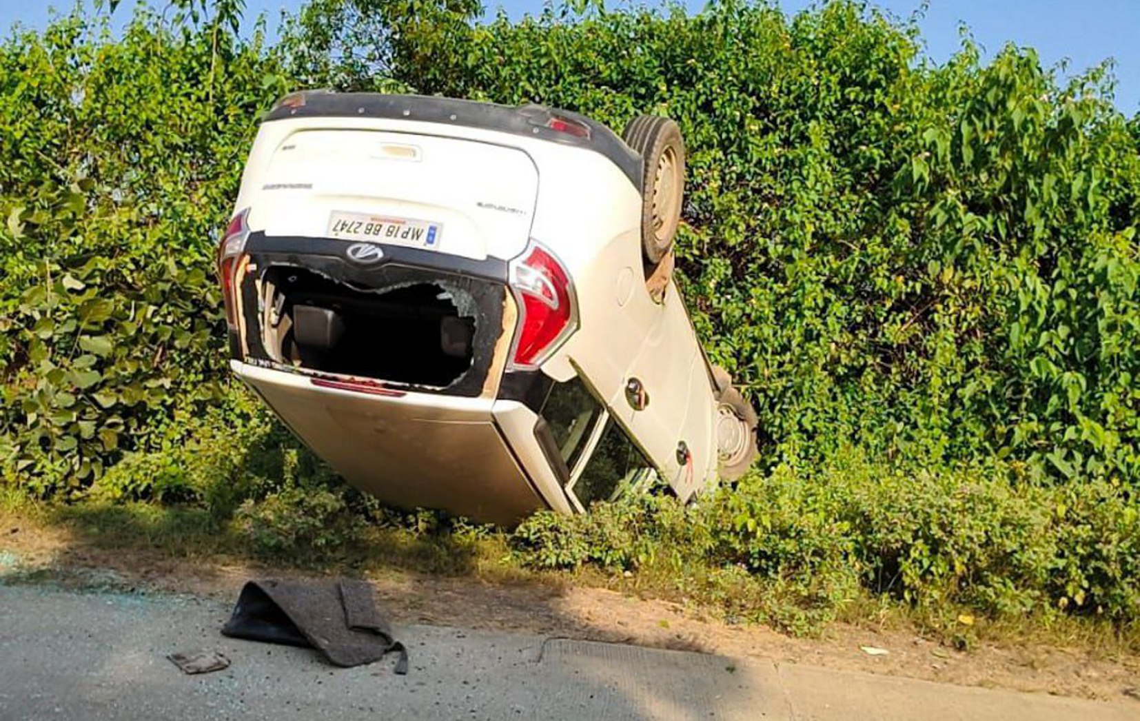 तेज रफ्तार कार अनियंत्रित होकर सड़क किनारे पलटी, दो लोग हुए घायल