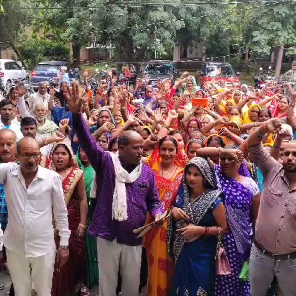 केयरटेकरों का कलेक्ट्रेट पर प्रदर्शन:मानदेय बढ़ाने और बहाली की मांग, सीएम को ज्ञापन सौंपा