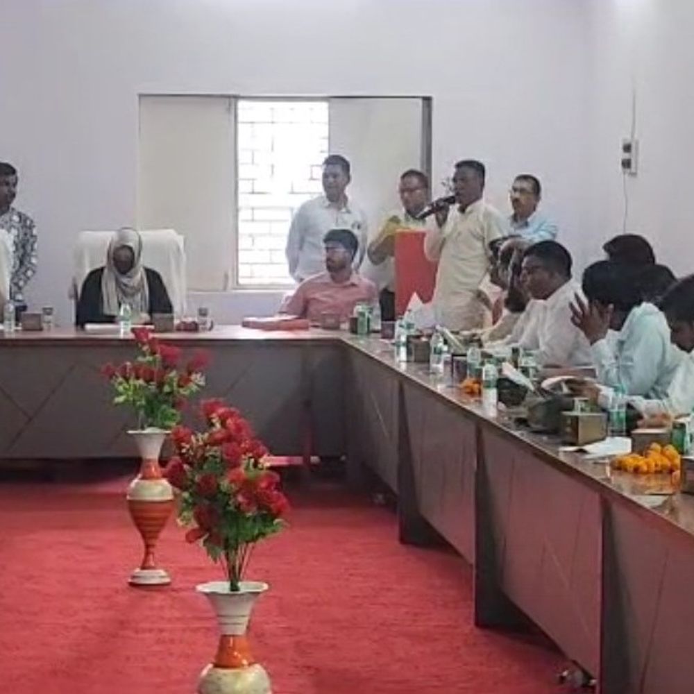 संभल नगर पालिका की बोर्ड बैठक स्थगित:चेयरमैन के पैर में फ्रैक्चर, कार्यालय पर पीएसी तैनात; टैक्स घटाना था मुख्य एजेंडा