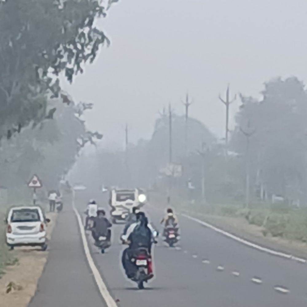 सागर में छाया कोहरा, बूंदाबांदी हुई:हाईवे पर विजिबिलिटी 50 मीटर, दिन का पारा 21 डिग्री पर आया; 3-4 दिन ऐसा ही मौसम