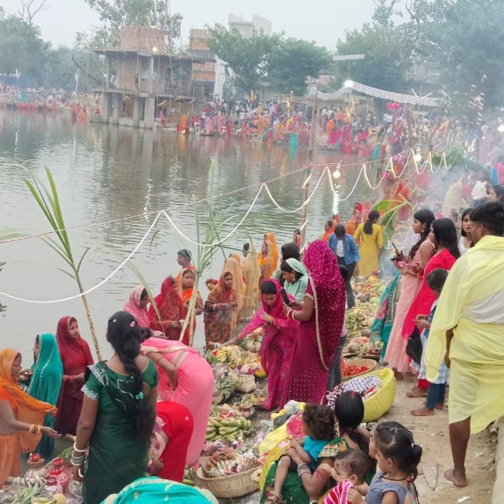 दरभंगा में डूबते सूर्य को व्रतियों ने दिया अर्घ्य:छठ घाटों पर जुटी श्रद्धालुओं की भीड़, मंगलवार सुबह उगते सूर्य की पूजा के बाद खत्म होगा सूर्योपासना का पर्व