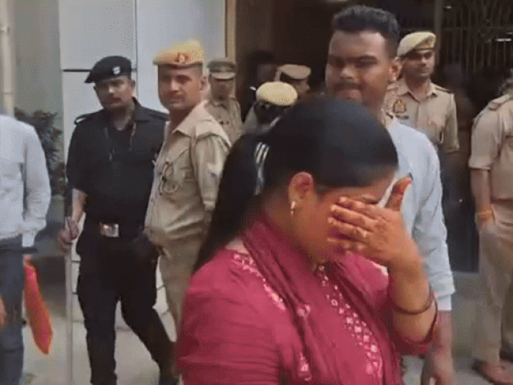 झांसी यूनिवर्सिटी में फूट-फूटकर रोई स्कॉलर, मुझे परेशान कर रहे:पति आईटीबीपी में है इंस्पेक्टर, सिक्किम में हैं तैनात, चार महीने की गर्भवती है छात्रा