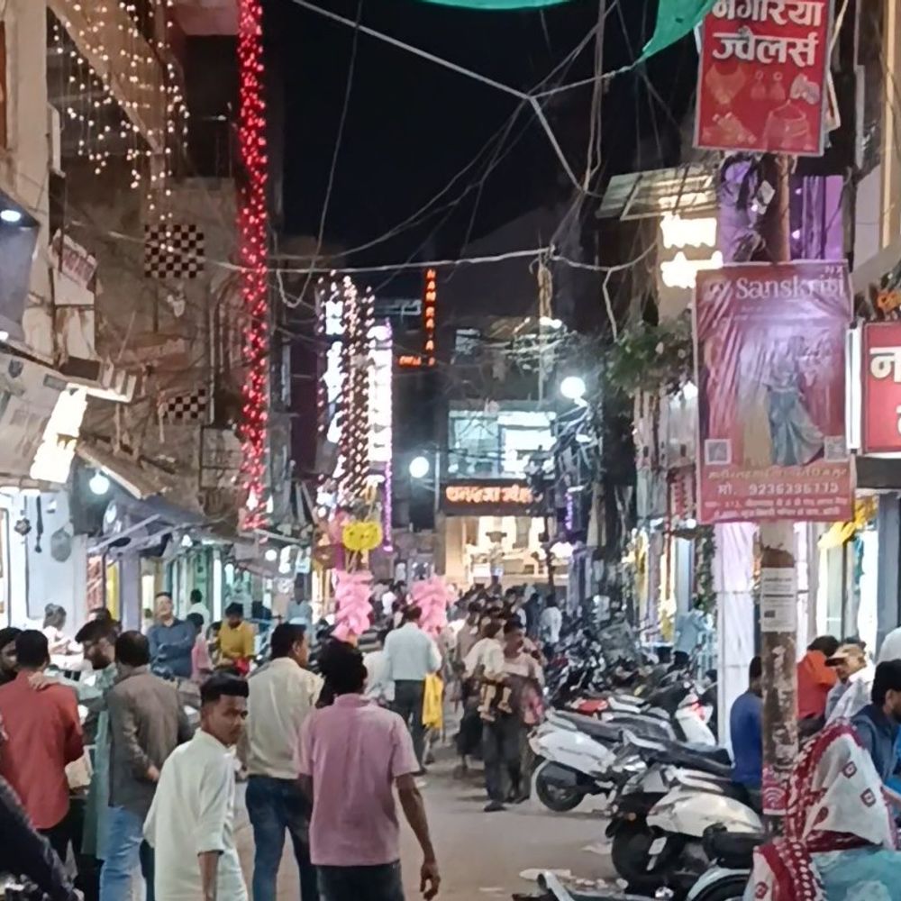 झांसी में धनतेरस पर दुल्हन की तरह सजा बाजार:चांदी, पीतल और तांबा के बढ़े दामों ने कम किया उत्साह