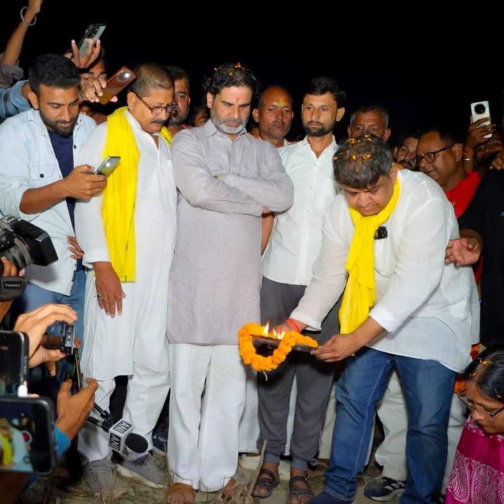 बाढ़ पीड़ितों के बीच प्रशांत किशोर ने बिताया समय:जनसुराज के नेता बोले- दिवाली के दिन भी ये अपने घर नहीं लौट सके, सरकार जनता को भूल गई