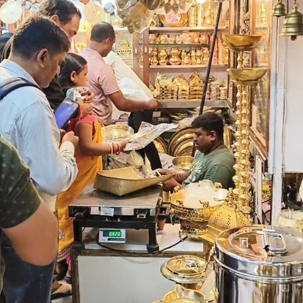 भागलपुर में धनतेरस पर 500 करोड रुपए का कारोबार:धनतेरस के मौके पर मार्केट में लोगों की उमड़ी भीड़, सोना-चांदी की ज्वेलरी भी खूब बिकी