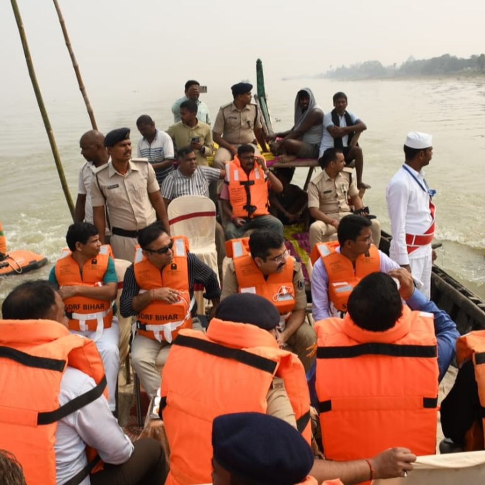 भागलपुर डीएम-एसएसपी ने नाव से किया छठ घाटों का निरीक्षण:सुरक्षा व्यवस्था की समीक्षा की, SSP बोले- प्रमुख घाटों पर रहेंगे पर्याप्त मात्रा में बल