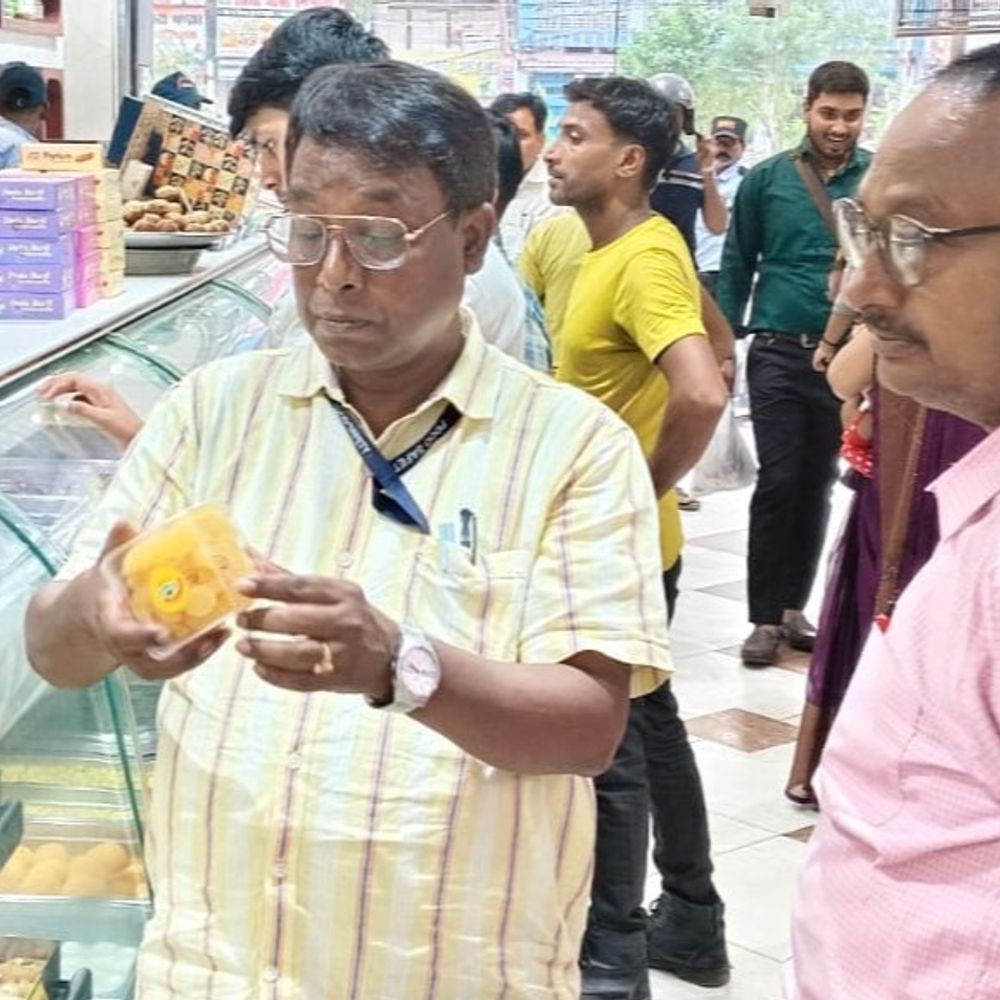 गयाजी में फूड सेफ्टी विभाग की छापेमारी:8 दुकानों में जांच, 17 संदिग्ध पदार्थों के सैंपल लिए; लड्‌डू और मुरब्बा जब्त