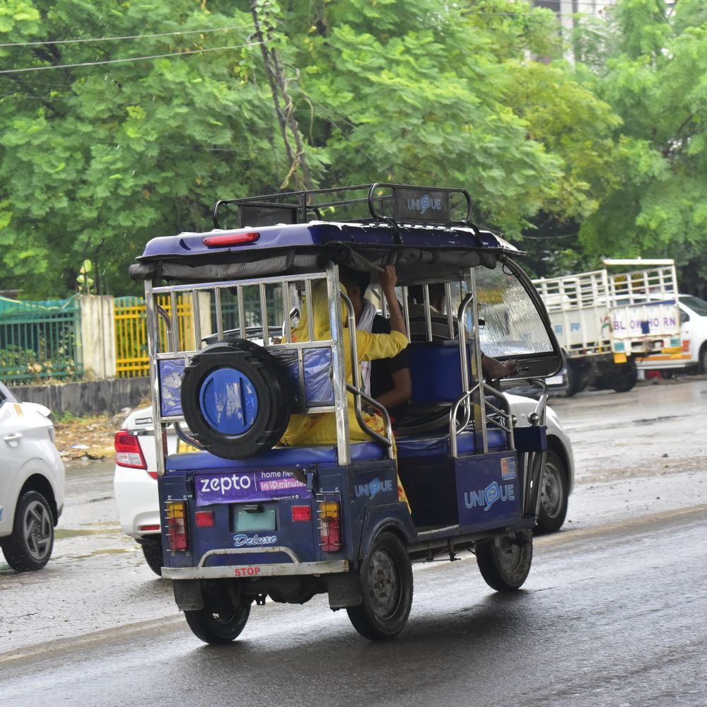 ऑटो व ई-रिक्शा चालक न ग्रे ड्रेस पहनते न फोन नंबर लिखते, नंबर प्लेट भी गायब