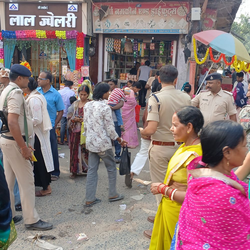 गोपालगंज में धनतेरस पर बाजारों में उमड़ी भारी भीड़:जमकर खरीदारी कर रहे लोग, बोले-महंगाई के कारण जेब पर पड़ रहा असर