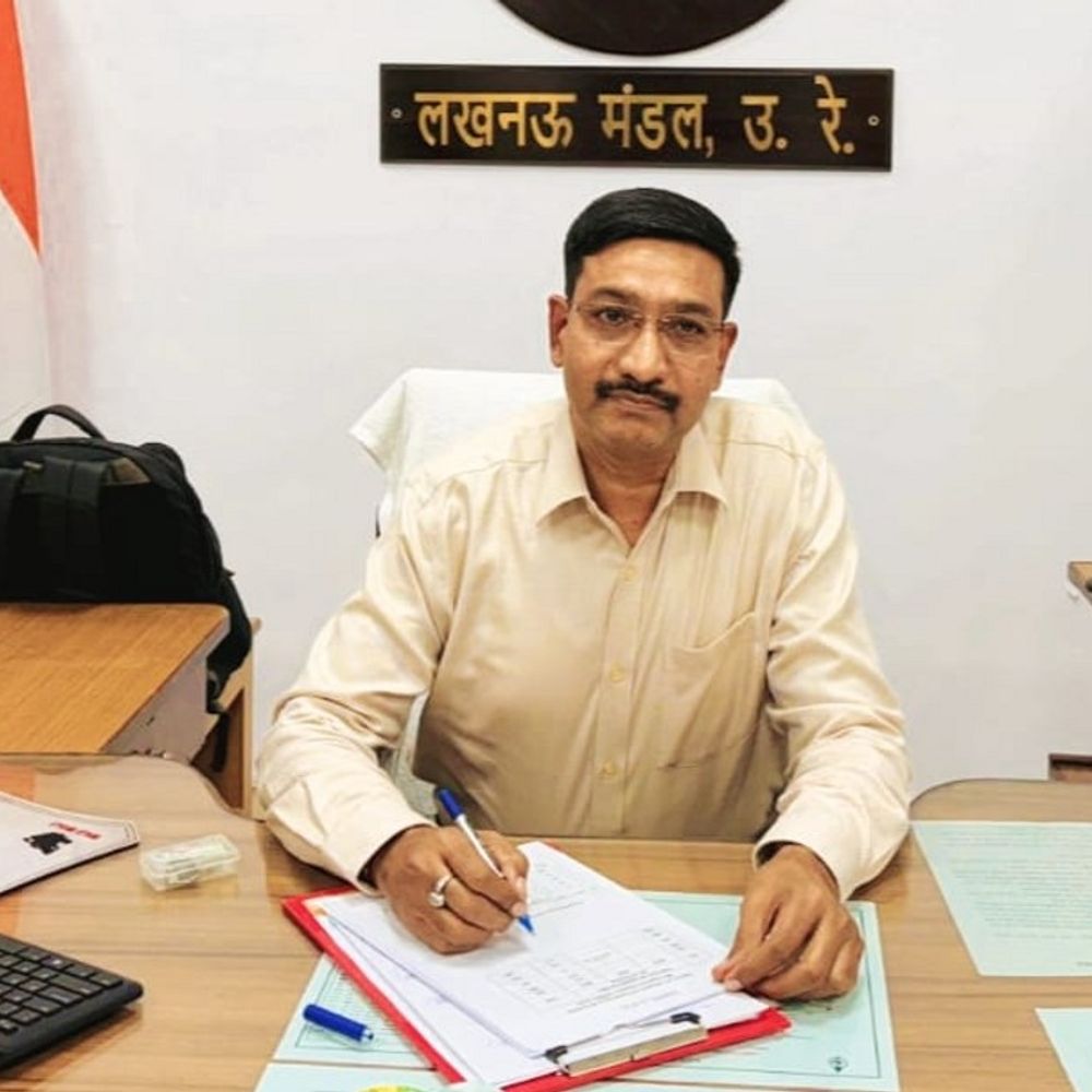 लखनऊ मंडल ने चार रेलकर्मियो का हुआ सम्मान:डीआरएम सुनील वर्मा ने उत्कृष्ट काम करने वालों को किया सम्मानित