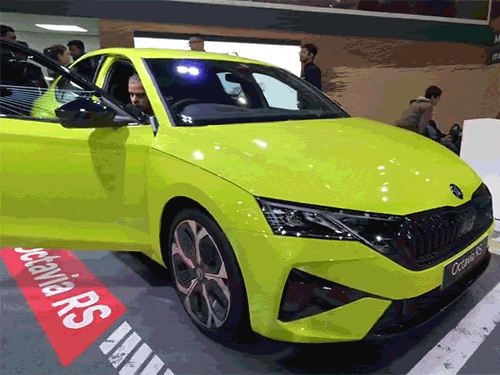 2025 स्कोडा ऑक्टाविया RS परफॉर्मेंस लॉन्च, कीमत ₹49.99 लाख:लग्जरी सेडान में सेफ्टी के लिए 360 डिग्री कैमरा के साथ ADAS जैसे फीचर्स