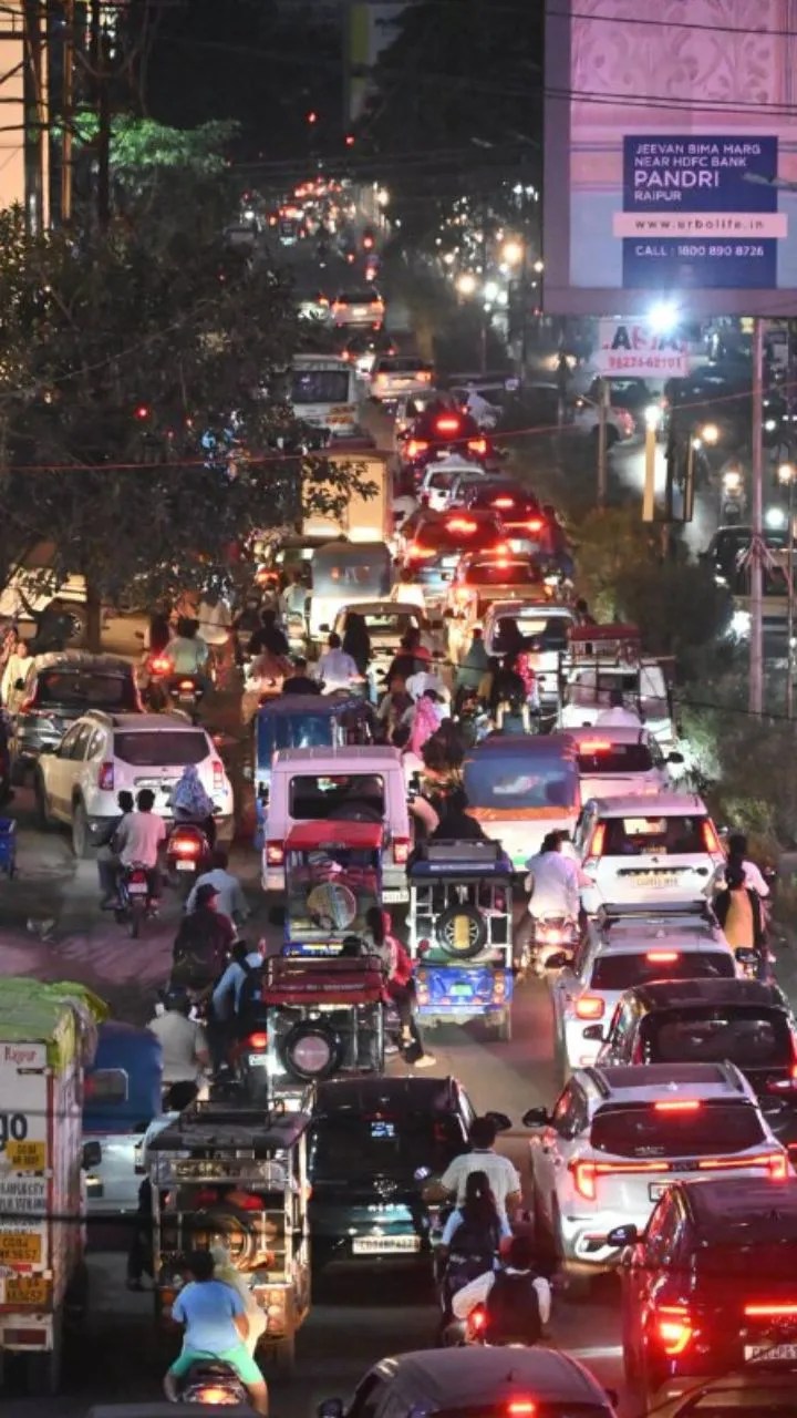 CG News: त्योहारी भीड़ के बाद भी नहीं थमा जाम, पंडरी रोड पर लगा वाहनों का रेला