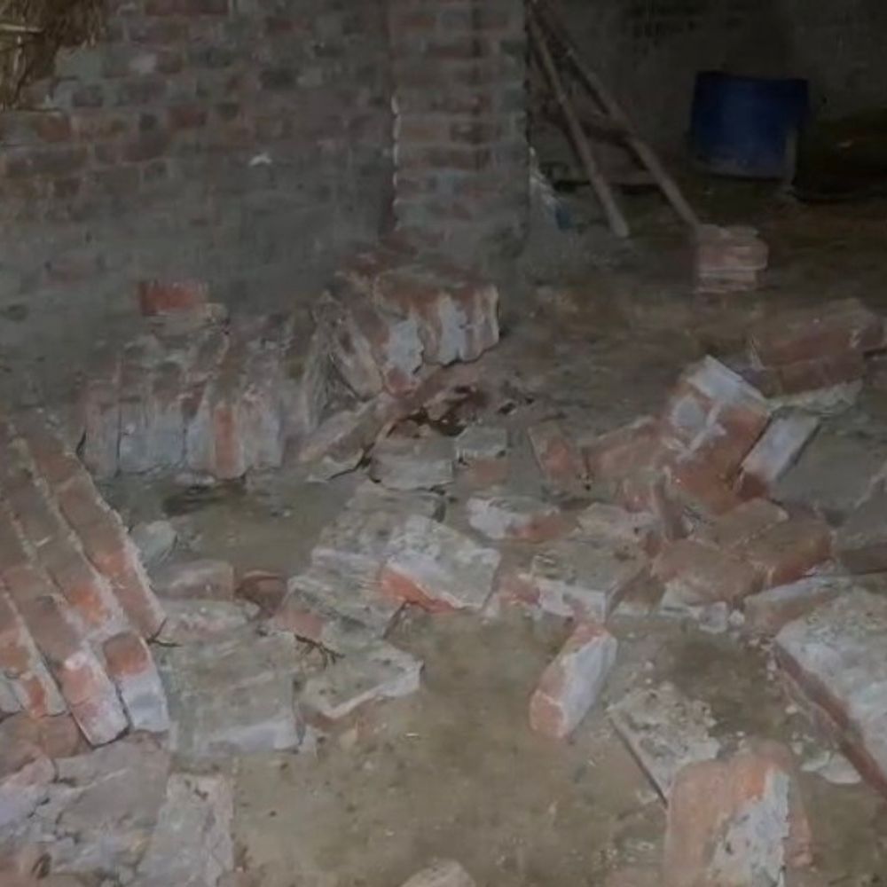 संभल में दीवार गिरने से 7 बच्चे दबे:बाजरा लदी ट्रैक्टर-ट्रॉली ने मारी थी टक्कर, दो अलीगढ़ रेफर