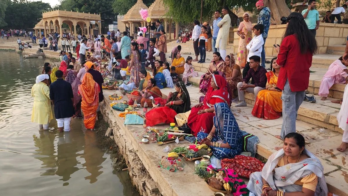 गड़ीसर पर झलकी पूर्वांचल की आस्था, प्रवासियों ने मनाया छठ पर्व