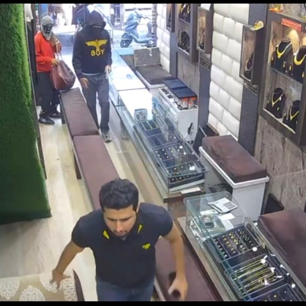 जालंधर में ज्वेलर पर पिस्टल तान गहने-नकदी लूटी:वारदात CCTV में कैद, अंदर घुसते ही काउंटर तोड़ा; तिजोरी खुलवाकर बैग में भरे पैसे