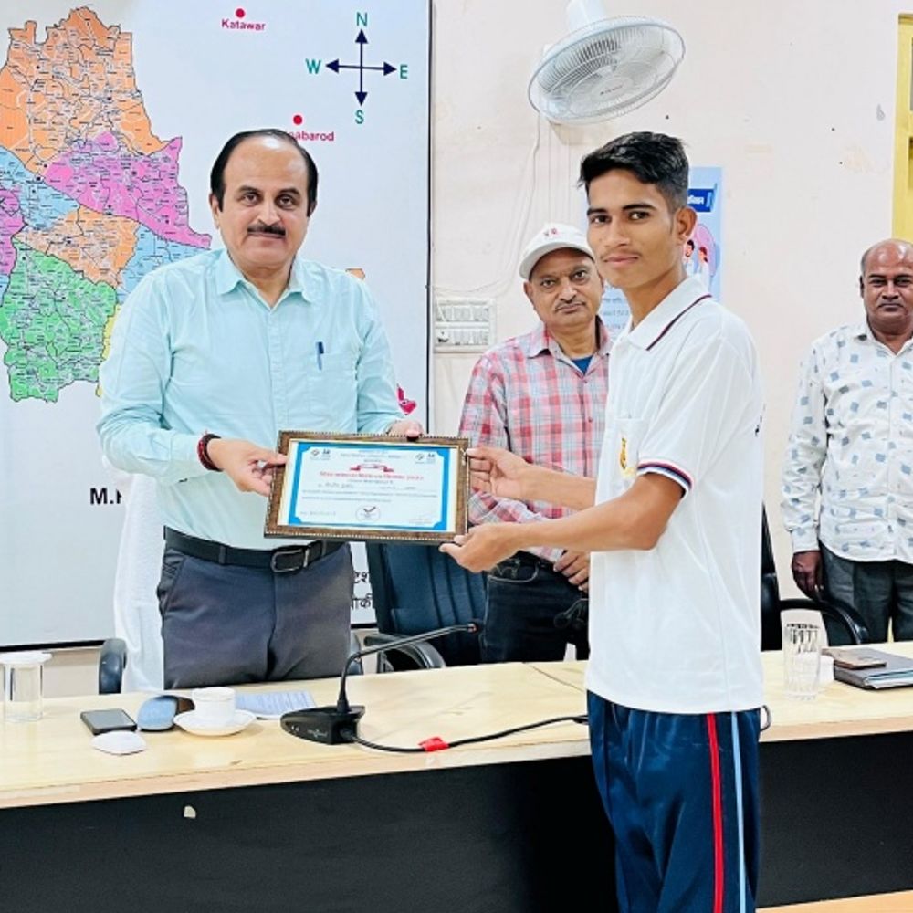 निबंध प्रतियोगिता के सफल प्रतिभागियों को सम्मानित किया गया:जिला निर्वाचन अधिकारी ने ‘कॉफी विद डीईओ’ कार्यक्रम में किया सम्मान