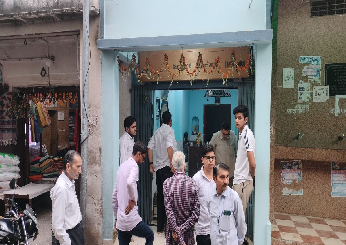 चोरों ने बाजार में आभूषण की दुकान व रेडीमेड कपड़े के गोदाम के ताले तोड़े, ले गए कपड़े