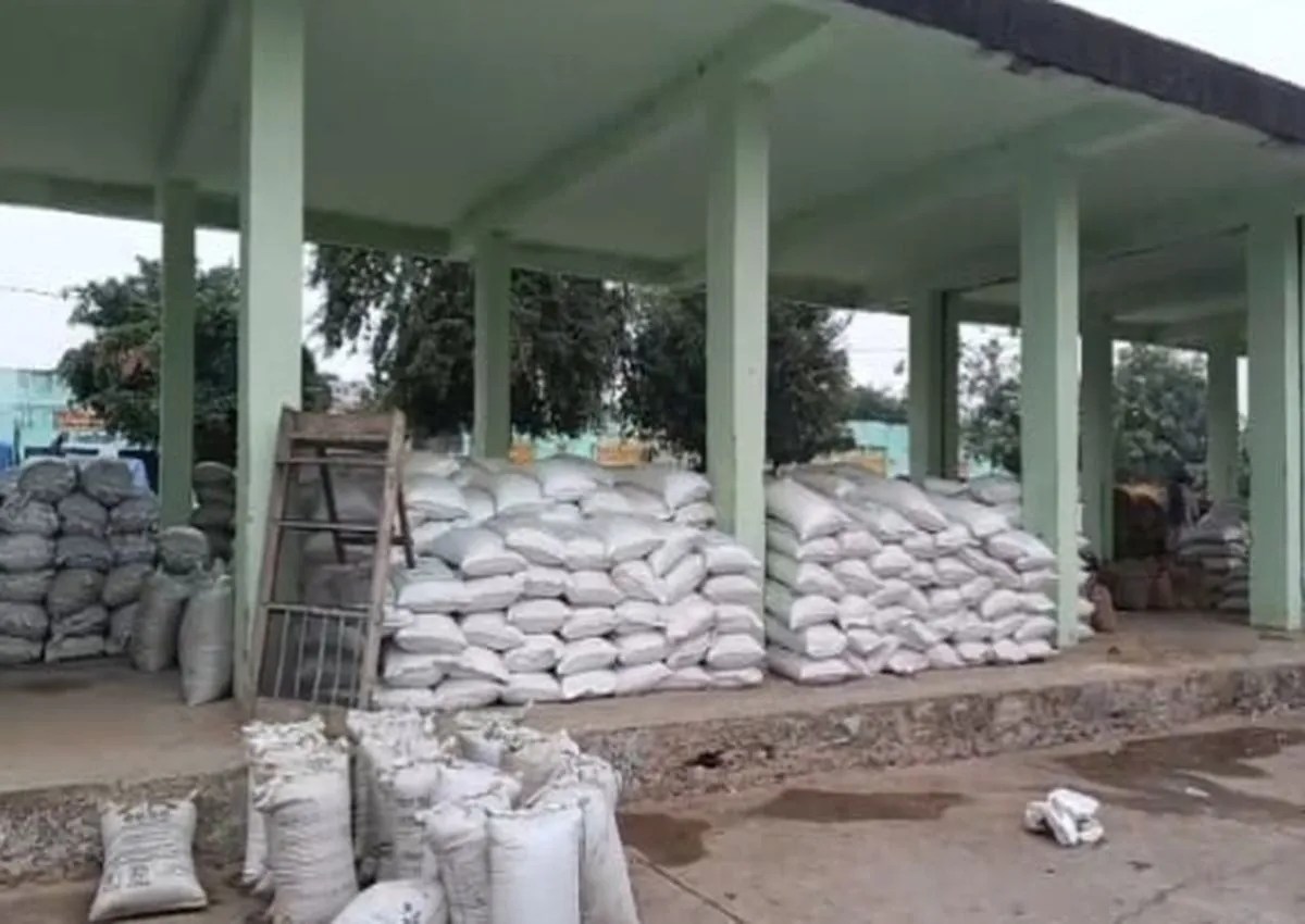 बारिश के दौरान अनाज मंडी में मजदूर और किसान परेशान