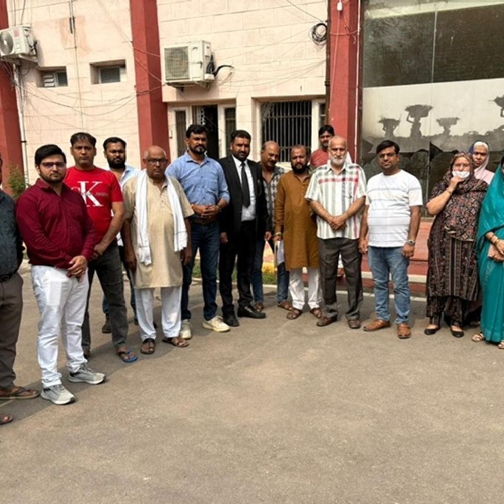 भिवानी में डीसी से मिले कॉलोनीवासी:ज्ञापन सौंप अधिग्रहण के खिलाफ उठाई आवाज, बोले- नहरी भूमि के दावे पर सर्वे की मांग