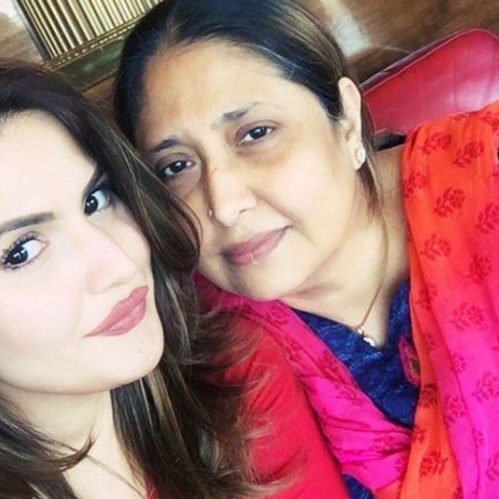 अस्पताल में भर्ती हुईं जरीन खान की मां:एक्ट्रेस ने सोशल मीडिया पर दी जानकारी, कहा- प्लीज उनके लिए दुआ करें