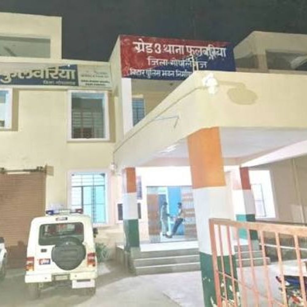 आपसी विवाद में जानलेवा हमला करने वाला गिरफ्तार:फुलवरिया थाना पुलिस अन्य आरोपियों को पकड़ने के लिए कर रही छापेमारी