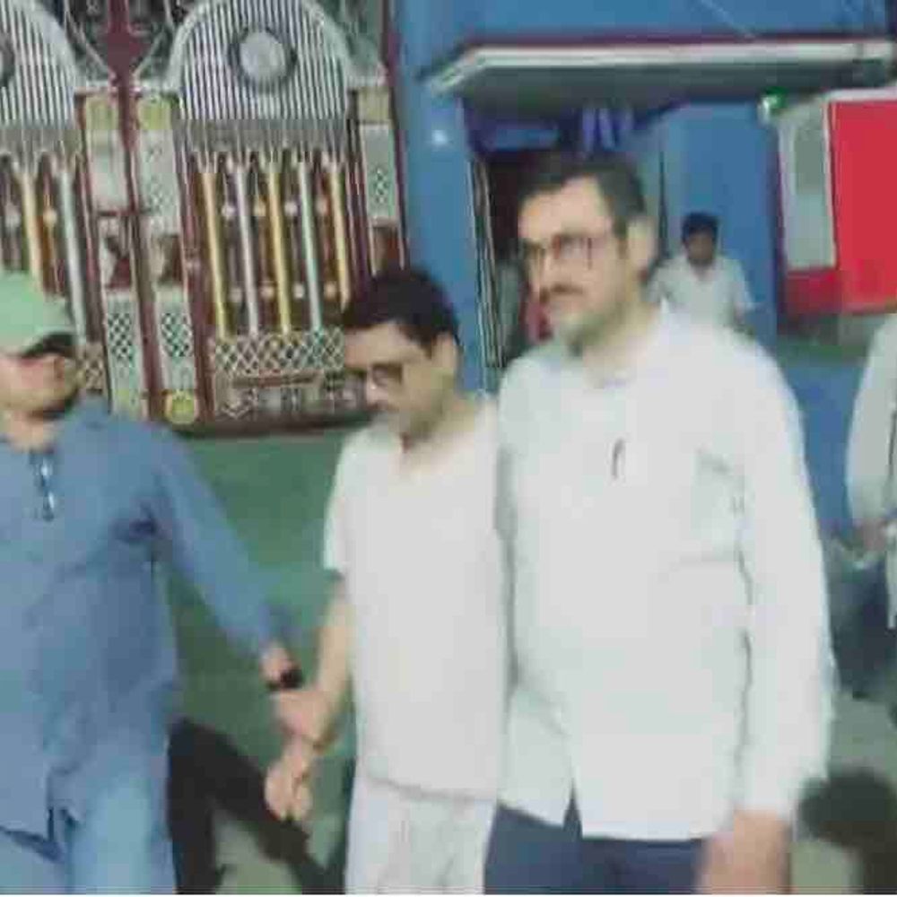 मोतिहारी में घूस लेते रंगेहाथ दो अधिकारी गिरफ्तार:EO और टैक्स दरोगा पर विजिलेंस का शिकंजा, टेंडर के बदले ठेकेदार से कर रहे थे मांग