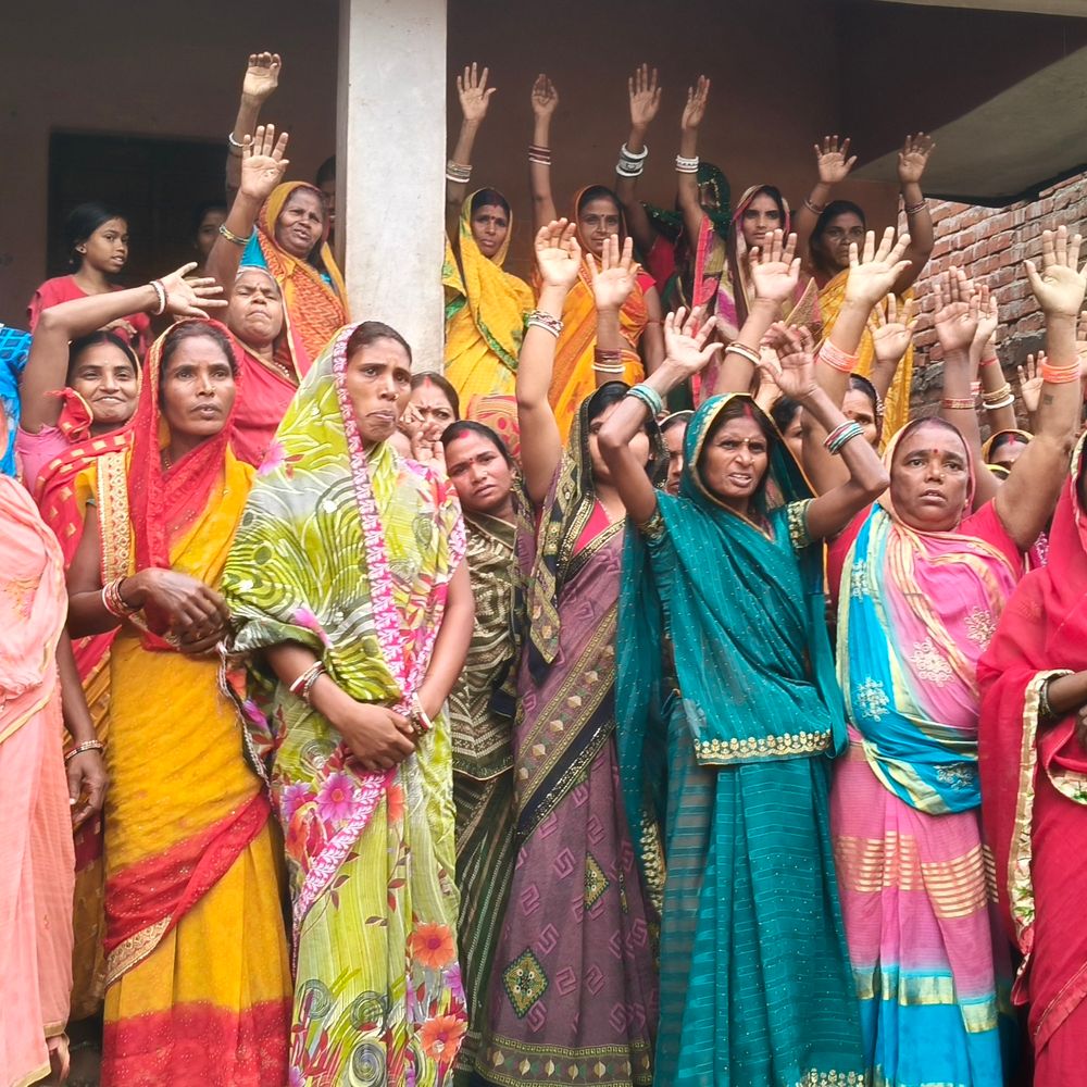 जगदीशपुर थाना के चांदपुर में महिलाओं से करोड़ों की ठगी:लोन व रोजगार का झांसा देकर आरोपी ने सैकड़ों ग्रामीणों को ठगे