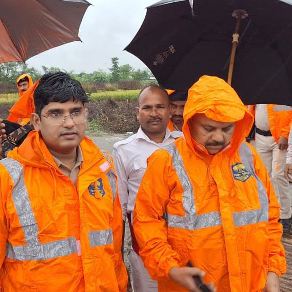 DM-SP ने नाव से मतदान केंद्रों का किया इंस्पेक्शन:सहरसा में वोटर्स से की बात, बोले- ‘हर मतदाता का एक-एक वोट लोकतंत्र को सशक्त बनाता है’