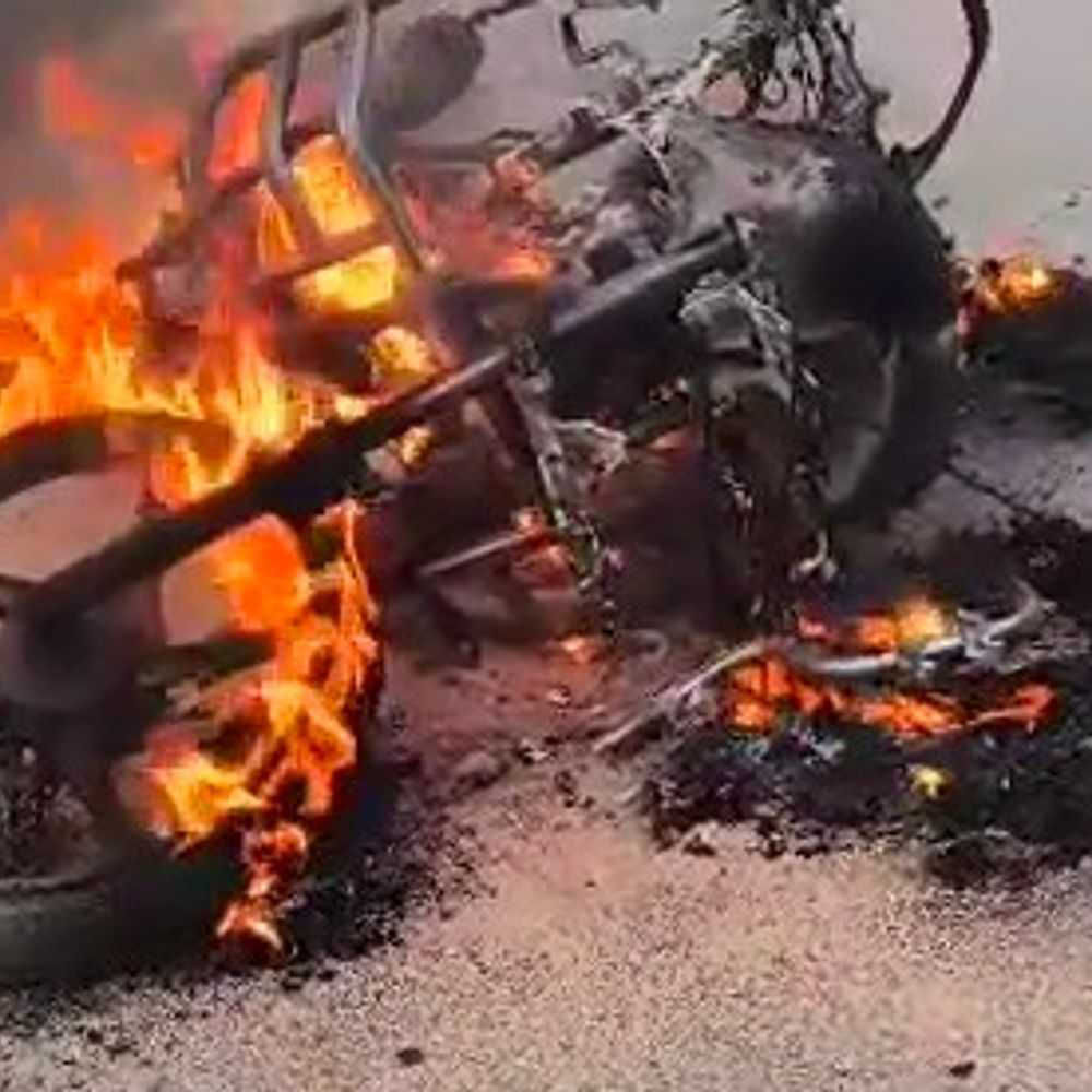 मधेपुरा में चलती बाइक में लगी आग:तकनीकी खराबी या शॉर्ट सर्किट से दुर्घटना की आशंका, ग्रामीणों ने पानी डालकर आग बुझाया