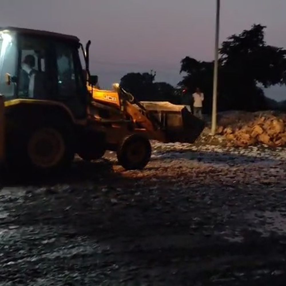 62 मामलों में जब्त 65 लाख की शराब नष्ट:गोपालगंज में JCB से तोड़ी गई बोतलें, उत्पाद अधीक्षक की मौजूदगी में वीडियोग्राफी भी कराई गई