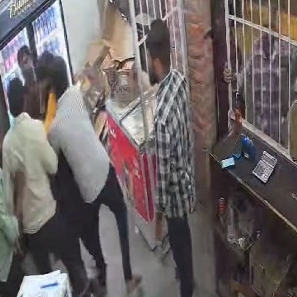 ब्लॉक प्रमुख के ड्राइवर ने सेल्समैन से मारपीट की:शराब की बोतल लौटाने पर विवाद, CCTV फुटेज आया सामने