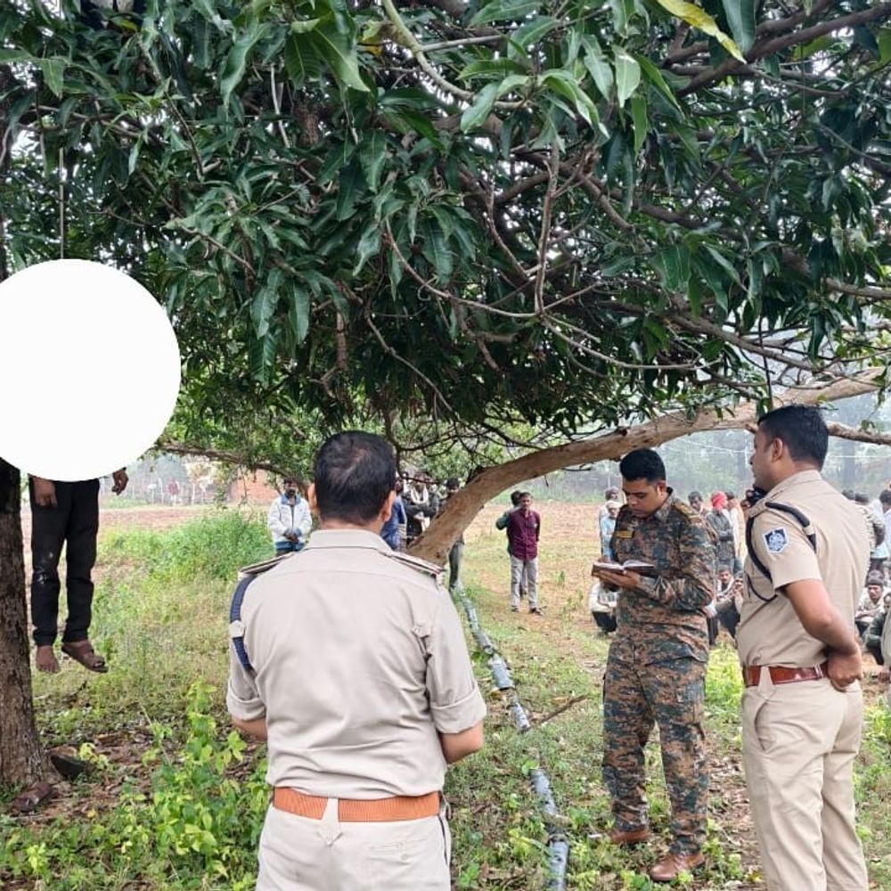 बेटे की हत्या के बाद पिता ने किया सुसाइड:छतरपुर में आम के पेड़ पर लगाई फांसी, पुलिस को उसी पर था मर्डर का शक