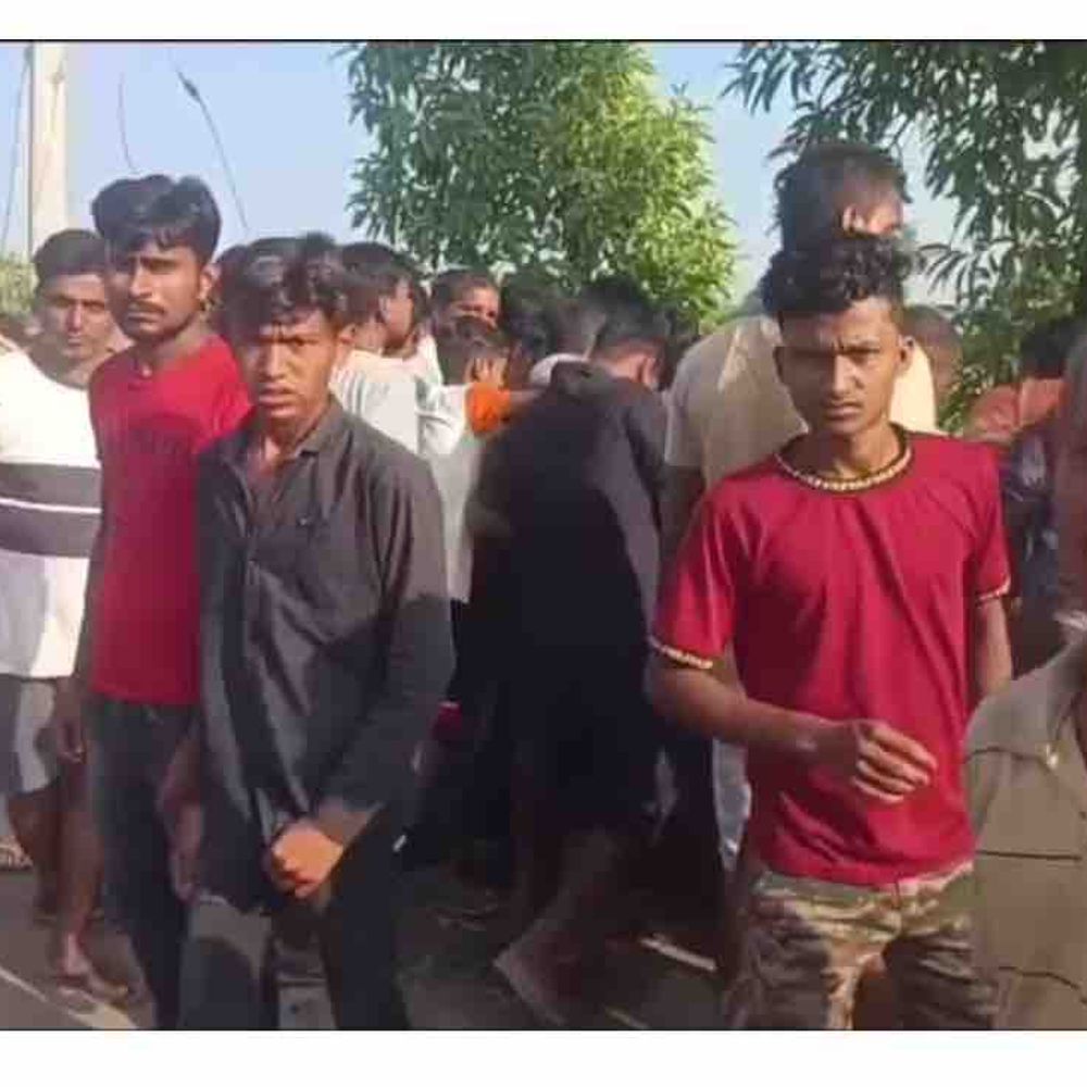 मोतिहारी में सड़क किनारे मिला युवक का शव:परिजन बोले-घर से काम के लिए निकला था, सुबह झाड़ी से मिली लाश