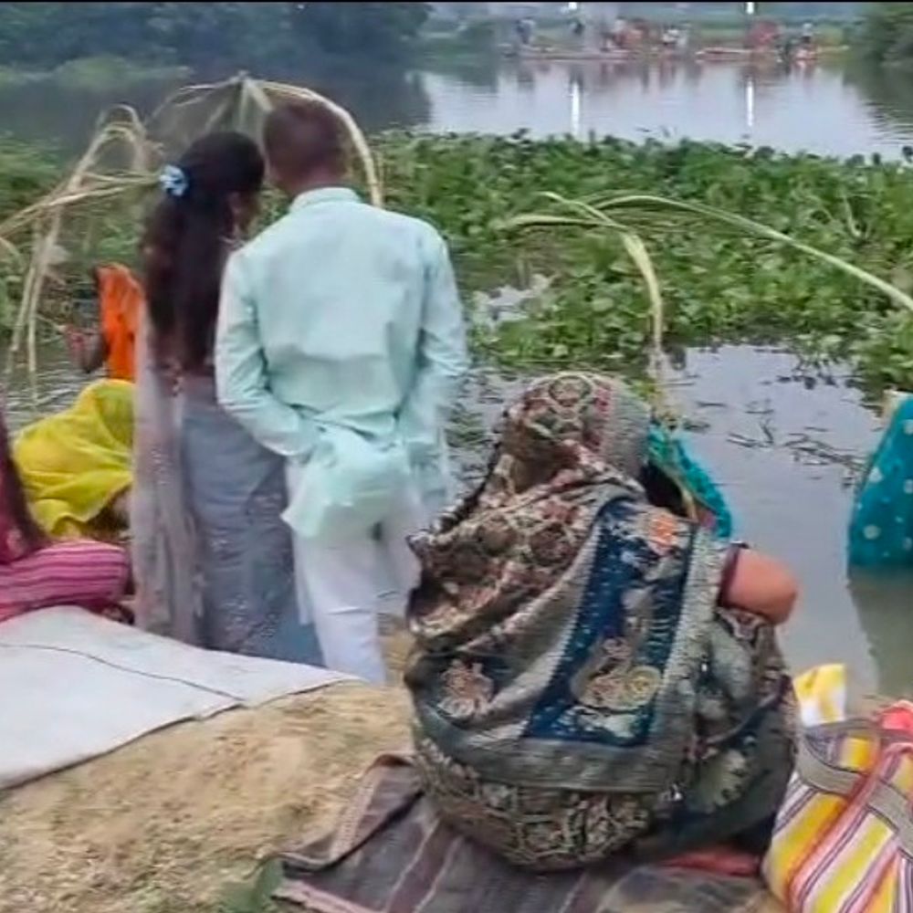 छठ पर्व का संध्या अर्घ्य संपन्न:मधुबनी जिले में श्रद्धालुओं ने की सूर्य देव की उपासना, घाटों पर उमड़ी भीड़