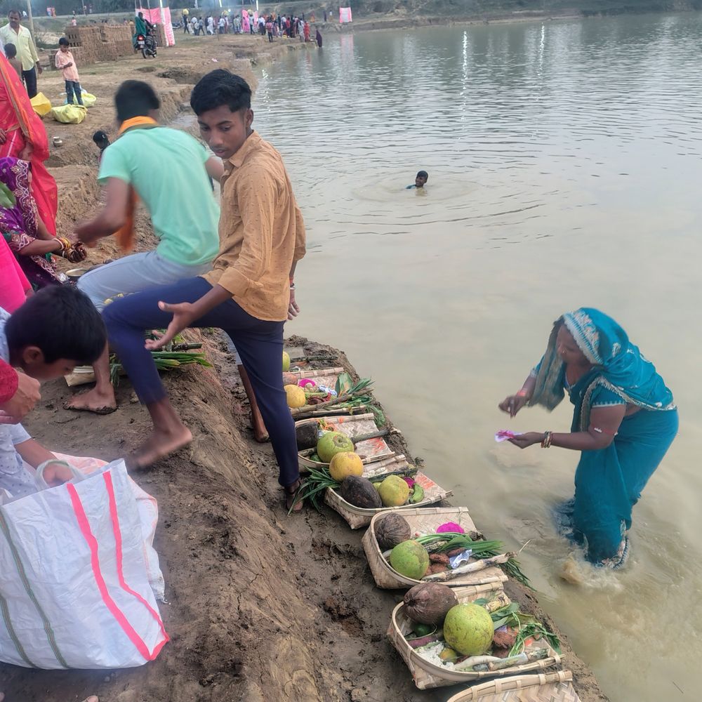 सन्हौला में डूबते सूर्य को पहला अर्घ्य अर्पित:छठव्रती महिलाएं अब उगते सूर्य की तैयारी में जुटीं