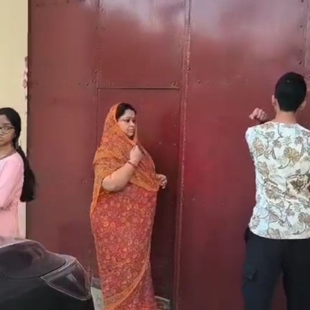 डुमरिया स्टेट की बहू को बच्चों संग घर से निकाला:ससुराल वालों पर प्रताड़ना का आरोप,पुलिस से मांगी हेल्प