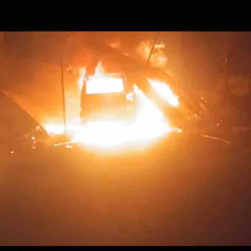 घर में आग लगने से 25 लाख का नुकसान:मोतिहारी में मवेशी,स्कॉर्पियो और बाइक जलकर राख, ​​​​​​​पेट्रोल छिड़ककर आग लगाने की आशंका