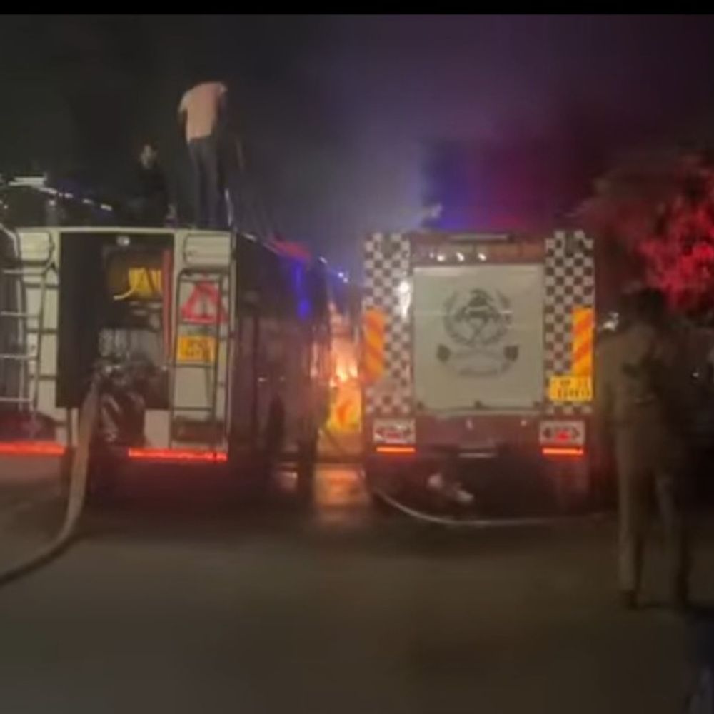 जौनपुर में फ्लिपकार्ट सेंटर में आग:लाखों रुपये का सामान जलकर राख; पुलिस और फायर ब्रिगेड ने घंटों मशक्कत के बाद काबू पाया