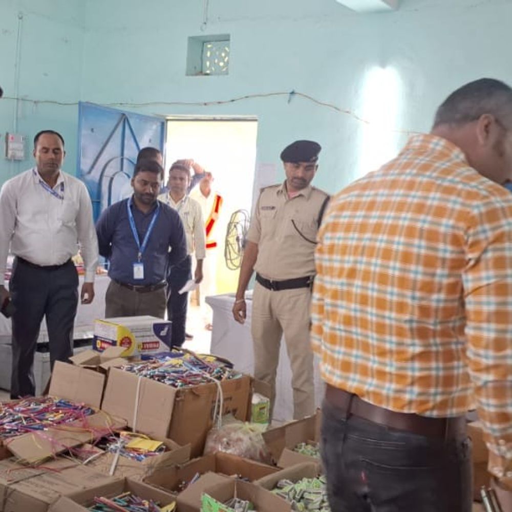 बेतिया में डीडीसी ने सामग्री कोषांग का निरीक्षण किया:निर्वाचन व्यवस्था चाक-चौबंद रखने के निर्देश दिए