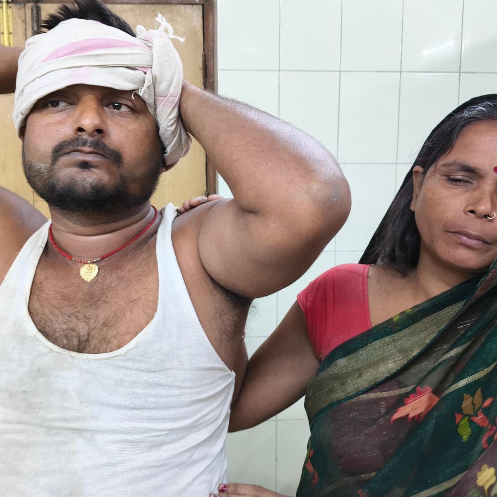 समस्तीपुर में रास्ते के विवाद पर पति-पत्नी पर हमला:चचेरे देवर ने बांस से सिर फोड़ा, सदर अस्पताल के इमरजेंसी वार्ड में इलाज जारी