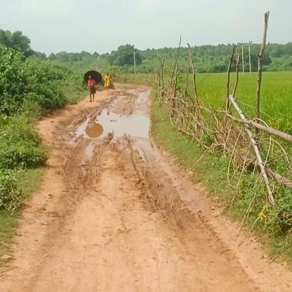 जिलाधिकारी के सामने ग्रामीणों वोट बहिष्कार की चेतावनी दी:सड़क बनने पर ही मतदान करेंगे, 5 किलोमीटर तक चलना पड़ता है पैदल