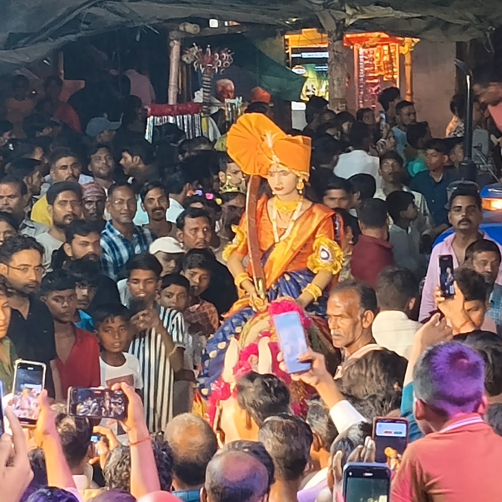 10 तस्वीरों में देखिए मिर्जापुर का बाल भरत मिलाप:भाईदूज पर दुर्गादेवी से निकली शोभायात्रा, लाखों भक्तों ने जयकारे लगाए