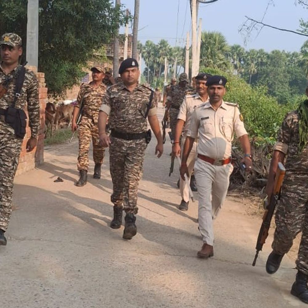 शेखपुरा में SSB-CRPF का फ्लैग मार्च:मतदाताओं से कानून व्यवस्था बनाए रखने की अपील, मुख्य सड़क मार्गों पर वाहनों की जांच