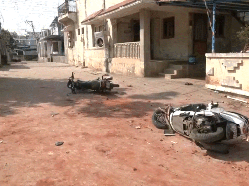 गुजरात के साबरकांठा में हिंसा, 10 लोग घायल:कई घरों में तोड़फोड़, 30 वाहन जलाए, पुलिस ने 20 आरोपियों को हिरासत में लिया